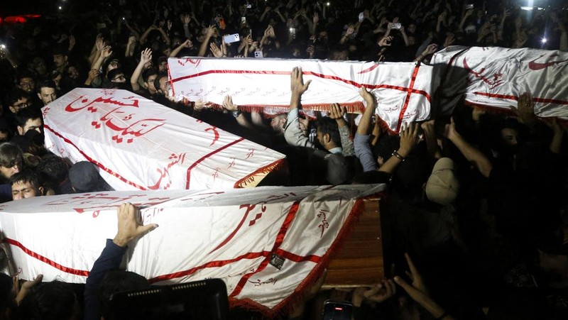 Orang-orang membawa peti mati para korban yang tewas setelah menerobos tembok luar Konsulat Jenderal AS selama protes menyusul berita serangan AS dan Israel terhadap Iran yang menewaskan mendiang Pemimpin Tertinggi Iran Ayatollah Ali Khamenei, selama pemakaman mereka di Karachi, Pakistan, 1 Maret 2026. REUTERS/Shakil Adil
