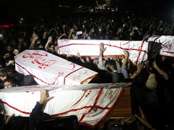 Potret Lautan Manusia Hadiri Salat Jenazah Massa Pro-Iran yang Tewas