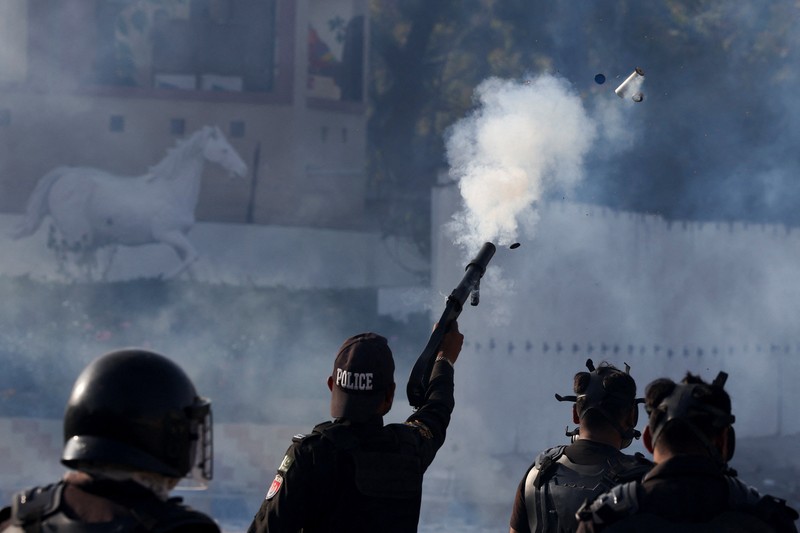 Orang-orang membawa peti mati para korban yang tewas setelah menerobos tembok luar Konsulat Jenderal AS selama protes menyusul berita serangan AS dan Israel terhadap Iran yang menewaskan mendiang Pemimpin Tertinggi Iran Ayatollah Ali Khamenei, selama pemakaman mereka di Karachi, Pakistan, 1 Maret 2026. REUTERS/Shakil Adil