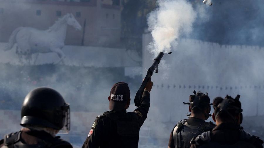 Seorang petugas polisi menembakkan gas air mata untuk membubarkan protes di luar lokasi serangan AS dan Israel terhadap Iran yang menewaskan Pemimpin Tertinggi Iran Ayatollah Ali Khamenei, di Karachi, Pakistan, 1 Maret 2026. REUTERS/Akhtar Soomro