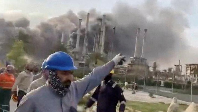 Workers evacuate area around Saudi Aramco's Ras Tanura oil refinery as smoke rises following a reported Iranian drone strike, in Ras Tanura, Saudi Arabia, in this still image obtained from social media video released on March 2, 2026. Social Media/via REUTERS  THIS IMAGE HAS BEEN SUPPLIED BY A THIRD PARTY. NO RESALES. NO ARCHIVES. NEWS USE ONLY. VERIFICATION: Reuters verified the location from the buildings, trees and the smoke stacks seen in the video, which matched satellite imagery of the area. The date was verified from an official statement from Aramco saying it had shut the facility down after a drone strike on March 2. No older versions of the videos were found posted online before March 2. Coordinates: 26.70322602981727, 50.090750650948635.