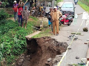 Jalan di Ngantang Malang Amblas 12 Meter, Mobil Dilarang Melintas