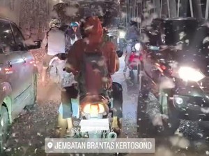 Teror Laron Kepung Jembatan Kertosono Nganjuk