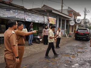 Gercep Kang Marhaen dan Mas Handy Perbaiki Jalan Rusak di Nganjuk