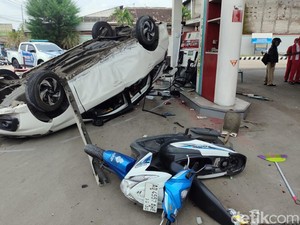 Mobil Terbang Hantam Pemotor hingga Dispenser SPBU di Sragen