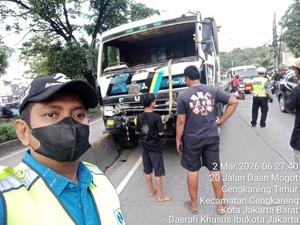 Kecelakaan Truk Tabrak Pembatas Jalan di Jakbar, Lalin Padat