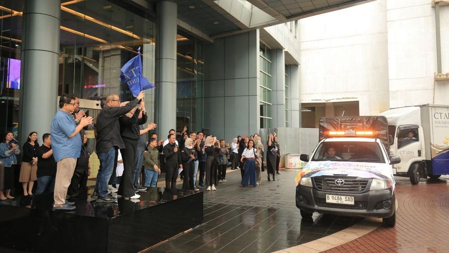 Ketua Yayasan CTARSA Foundation melepas tim &lsquo;Kalcer&rsquo; Roadshow CTARSA with Explora Campervan yang berlangsung di area Gedung Trans Media, Jakarta Selatan, Jumat (27/02/2026). (Dokumentasi CTARSA Foundation)