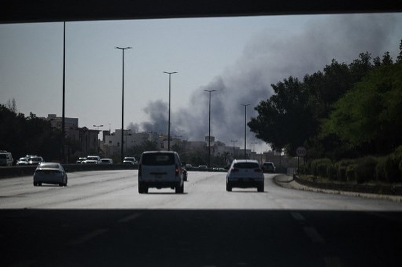 Asap mengepul dari serangan Iran yang dilaporkan terjadi di area tempat Kedutaan Besar AS berada di Kota Kuwait pada 2 Maret 2026. (AFP)