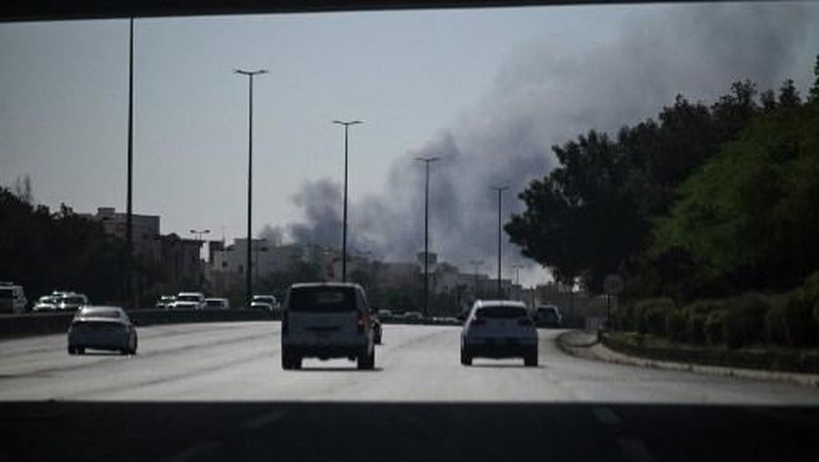 Asap mengepul dari serangan Iran yang dilaporkan terjadi di area tempat Kedutaan Besar AS berada di Kota Kuwait pada 2 Maret 2026. (AFP)