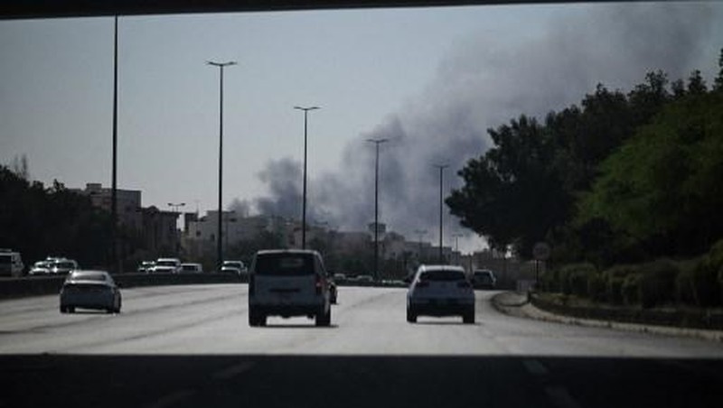 Asap mengepul dari serangan Iran yang dilaporkan terjadi di area tempat Kedutaan Besar AS berada di Kota Kuwait pada 2 Maret 2026. (AFP)