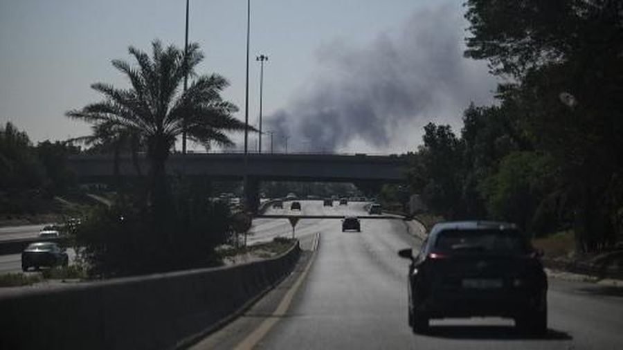 Asap mengepul dari serangan Iran yang dilaporkan terjadi di area tempat Kedutaan Besar AS berada di Kota Kuwait pada 2 Maret 2026. (AFP)