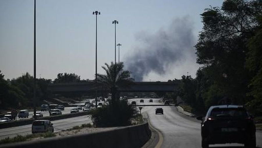 Asap mengepul dari serangan Iran yang dilaporkan terjadi di area tempat Kedutaan Besar AS berada di Kota Kuwait pada 2 Maret 2026. (AFP)