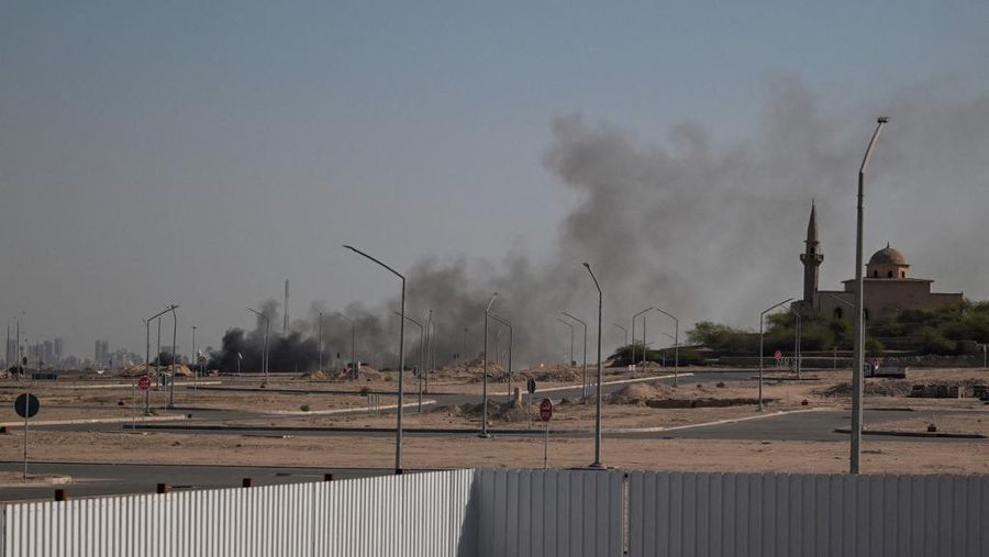 Asap mengepul dari serangan Iran yang dilaporkan terjadi di area tempat Kedutaan Besar AS berada di Kota Kuwait pada 2 Maret 2026. (AFP)