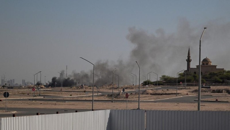 Asap mengepul dari serangan Iran yang dilaporkan terjadi di area tempat Kedutaan Besar AS berada di Kota Kuwait pada 2 Maret 2026. (AFP)