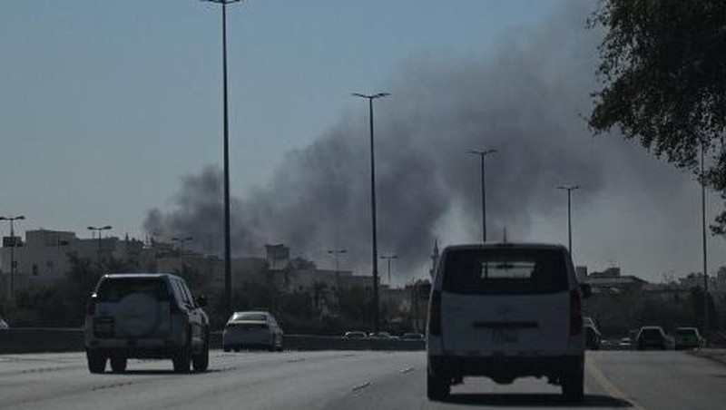 Asap mengepul dari serangan Iran yang dilaporkan terjadi di area tempat Kedutaan Besar AS berada di Kota Kuwait pada 2 Maret 2026. (AFP)