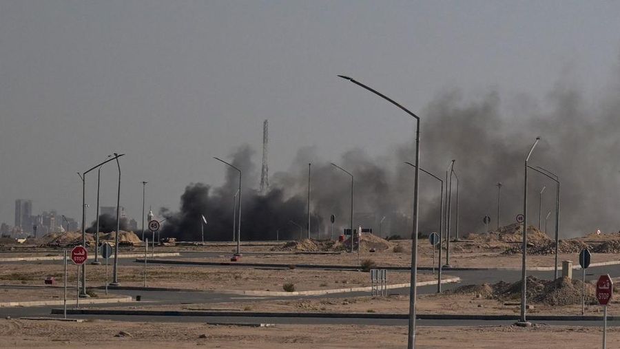 Asap mengepul dari serangan Iran yang dilaporkan terjadi di area tempat Kedutaan Besar AS berada di Kota Kuwait pada 2 Maret 2026. (AFP)