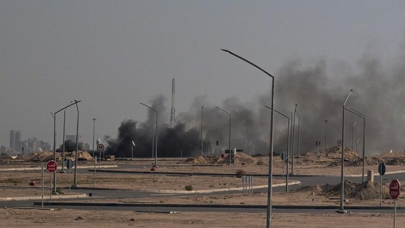 Asap mengepul dari serangan Iran yang dilaporkan terjadi di area tempat Kedutaan Besar AS berada di Kota Kuwait pada 2 Maret 2026. (AFP)