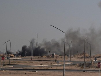 Asap mengepul dari serangan Iran yang dilaporkan terjadi di area tempat Kedutaan Besar AS berada di Kota Kuwait pada 2 Maret 2026. (AFP)