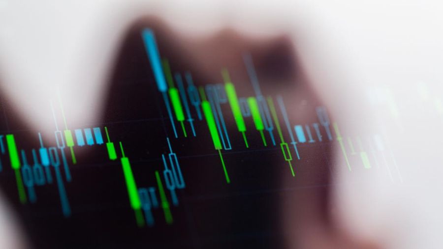 ASII usul dividen Rp390/saham usai buyback tuntas. IHSG stagnan, asing jual bersih. Emas & minyak naik, ANTM-ARCI diburu asing.