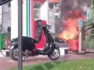 Motor Wanita Terbakar Usai Isi BBM di SPBU Antang Makassar