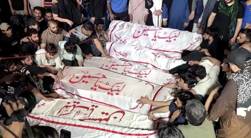 Orang-orang membawa peti mati para korban yang tewas setelah menerobos tembok luar Konsulat Jenderal AS selama protes menyusul berita serangan AS dan Israel terhadap Iran yang menewaskan mendiang Pemimpin Tertinggi Iran Ayatollah Ali Khamenei, selama pemakaman mereka di Karachi, Pakistan, 1 Maret 2026. REUTERS/Shakil Adil