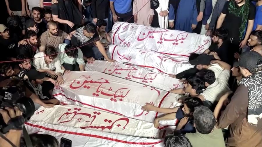 Orang-orang membawa peti mati para korban yang tewas setelah menerobos tembok luar Konsulat Jenderal AS selama protes menyusul berita serangan AS dan Israel terhadap Iran yang menewaskan mendiang Pemimpin Tertinggi Iran Ayatollah Ali Khamenei, selama pemakaman mereka di Karachi, Pakistan, 1 Maret 2026. REUTERS/Shakil Adil