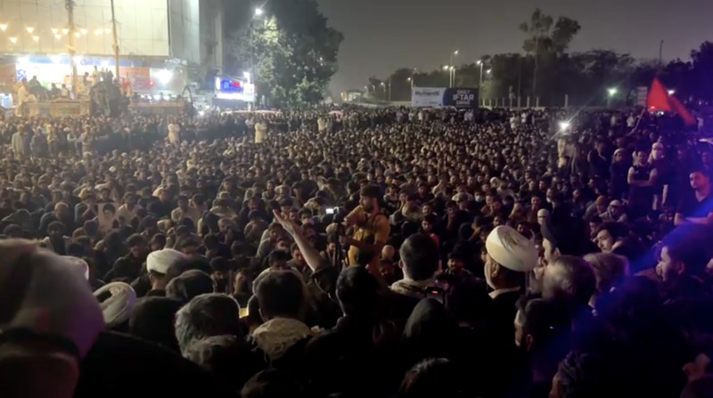 Orang-orang membawa peti mati para korban yang tewas setelah menerobos tembok luar Konsulat Jenderal AS selama protes menyusul berita serangan AS dan Israel terhadap Iran yang menewaskan mendiang Pemimpin Tertinggi Iran Ayatollah Ali Khamenei, selama pemakaman mereka di Karachi, Pakistan, 1 Maret 2026. REUTERS/Shakil Adil