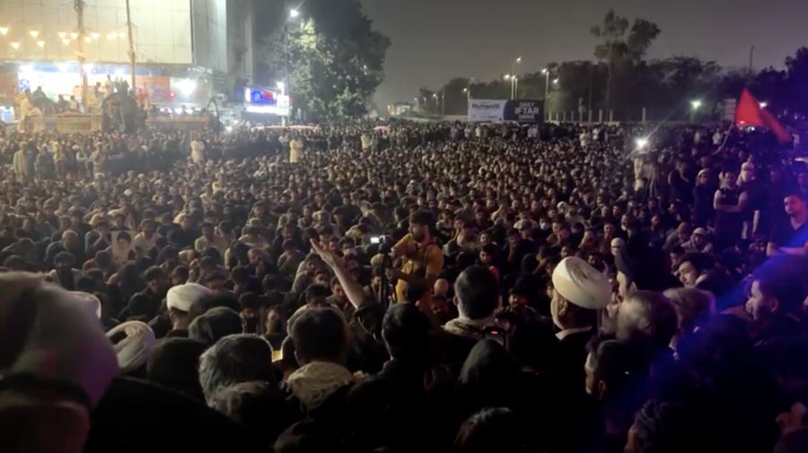 Orang-orang membawa peti mati para korban yang tewas setelah menerobos tembok luar Konsulat Jenderal AS selama protes menyusul berita serangan AS dan Israel terhadap Iran yang menewaskan mendiang Pemimpin Tertinggi Iran Ayatollah Ali Khamenei, selama pemakaman mereka di Karachi, Pakistan, 1 Maret 2026. REUTERS/Shakil Adil