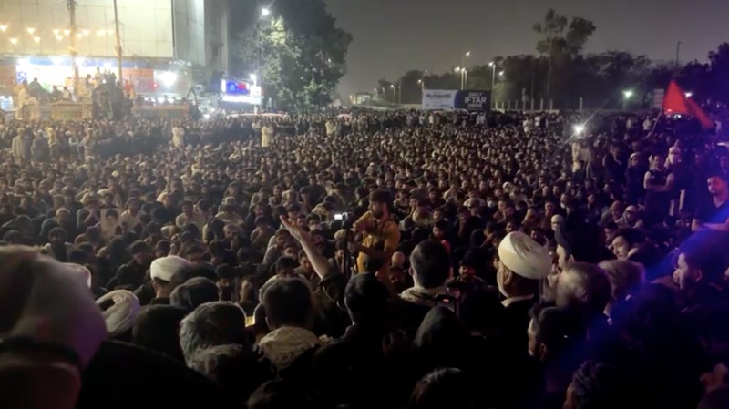 Orang-orang membawa peti mati para korban yang tewas setelah menerobos tembok luar Konsulat Jenderal AS selama protes menyusul berita serangan AS dan Israel terhadap Iran yang menewaskan mendiang Pemimpin Tertinggi Iran Ayatollah Ali Khamenei, selama pemakaman mereka di Karachi, Pakistan, 1 Maret 2026. REUTERS/Shakil Adil