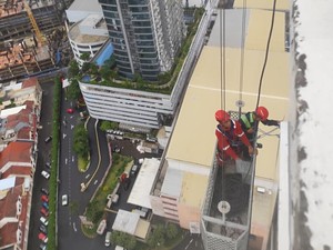 Pilu Pembersih Kaca Apartemen Surabaya Tewas Tergantung Dihantam Badai