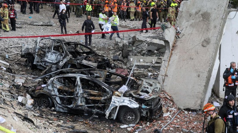 Rudal Iran melesat menuju Israel, setelah Israel dan AS melancarkan serangan terhadap Iran, seperti terlihat dari Hebron, di Tepi Barat yang diduduki Israel pada 1 Maret 2026. (REUTERS/Mussa Qawasma)