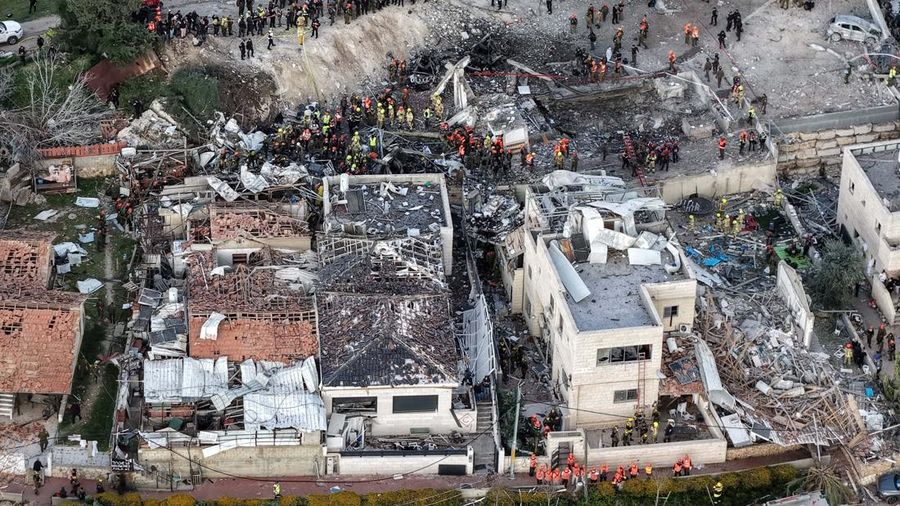 Rudal Iran melesat menuju Israel, setelah Israel dan AS melancarkan serangan terhadap Iran, seperti terlihat dari Hebron, di Tepi Barat yang diduduki Israel pada 1 Maret 2026. (REUTERS/Mussa Qawasma)