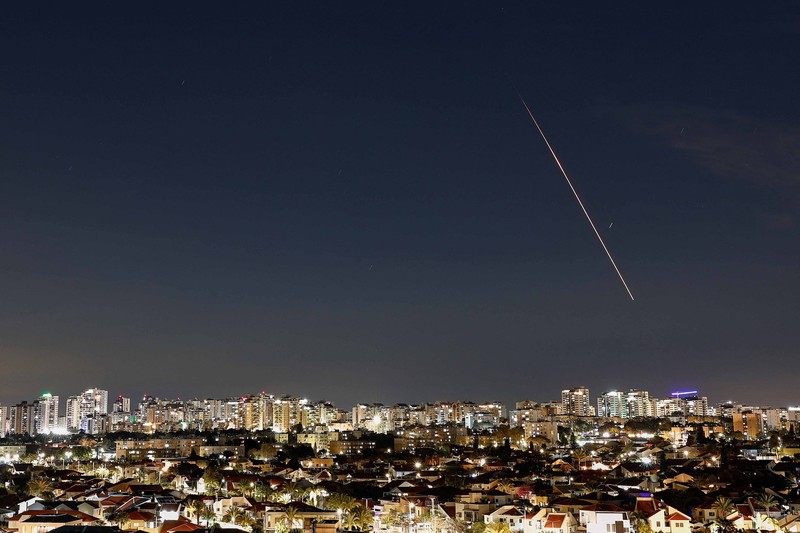 Rudal Iran melesat menuju Israel, setelah Israel dan AS melancarkan serangan terhadap Iran, seperti terlihat dari Hebron, di Tepi Barat yang diduduki Israel pada 1 Maret 2026. (REUTERS/Mussa Qawasma)