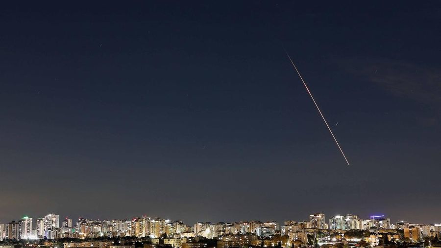 Rudal Iran melesat menuju Israel, setelah Israel dan AS melancarkan serangan terhadap Iran, seperti terlihat dari Hebron, di Tepi Barat yang diduduki Israel pada 1 Maret 2026. (REUTERS/Mussa Qawasma)