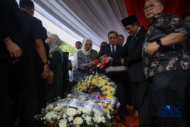 Potret Pemakaman Wapres Ke-6 RI Try Sutrisno. (CNBC Indonesia/Faisal Rahman)