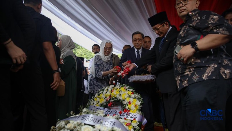 Potret Pemakaman Wapres Ke-6 RI Try Sutrisno. (CNBC Indonesia/Faisal Rahman)