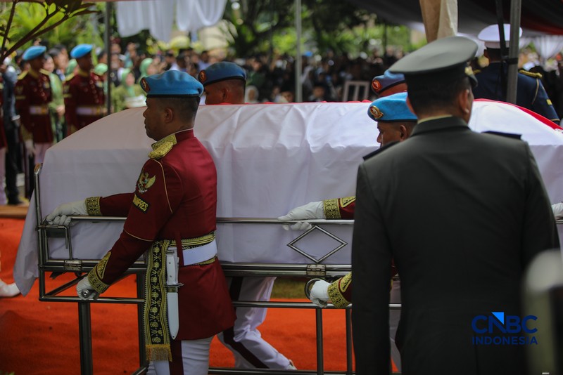 Potret Pemakaman Wapres Ke-6 RI Try Sutrisno. (CNBC Indonesia/Faisal Rahman)