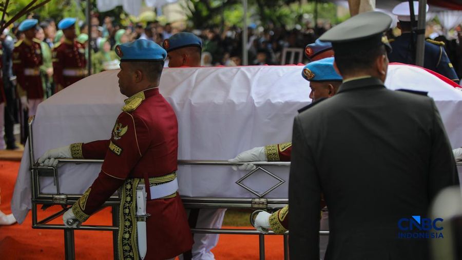 Potret Pemakaman Wapres Ke-6 RI Try Sutrisno. (CNBC Indonesia/Faisal Rahman)