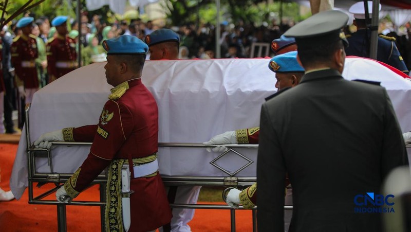 Potret Pemakaman Wapres Ke-6 RI Try Sutrisno. (CNBC Indonesia/Faisal Rahman)