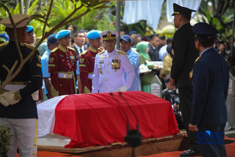 Potret Pemakaman Wapres Ke-6 RI Try Sutrisno. (CNBC Indonesia/Faisal Rahman)