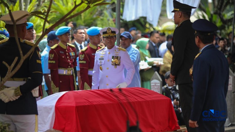 Potret Pemakaman Wapres Ke-6 RI Try Sutrisno. (CNBC Indonesia/Faisal Rahman)