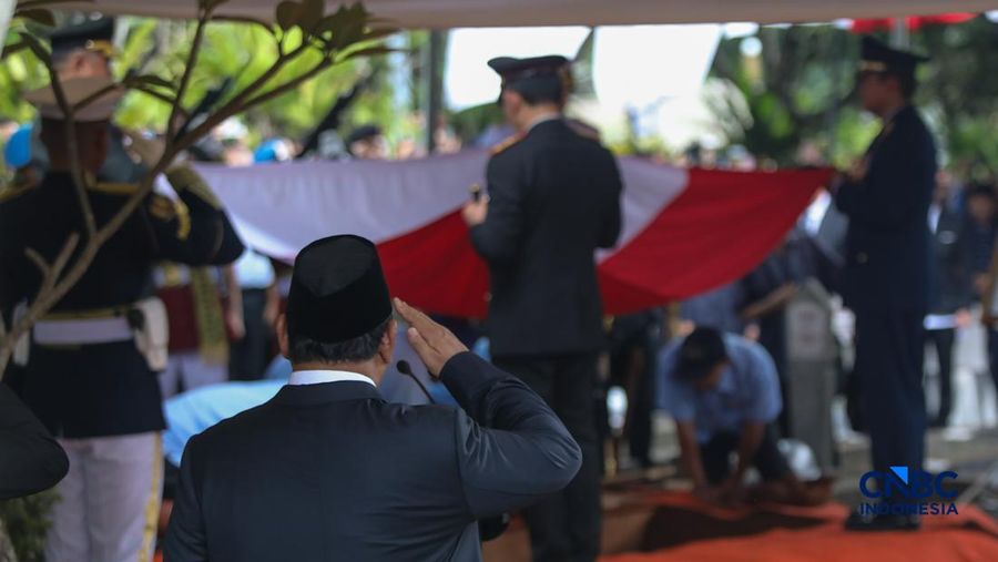 Potret Pemakaman Wapres Ke-6 RI Try Sutrisno. (CNBC Indonesia/Faisal Rahman)