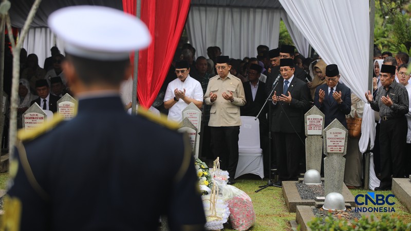 Potret Pemakaman Wapres Ke-6 RI Try Sutrisno. (CNBC Indonesia/Faisal Rahman)