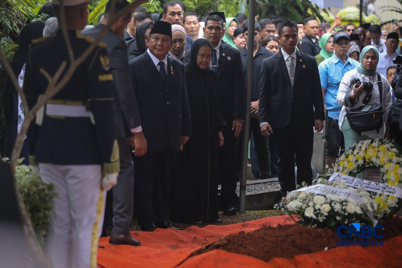 Potret Pemakaman Wapres Ke-6 RI Try Sutrisno. (CNBC Indonesia/Faisal Rahman)