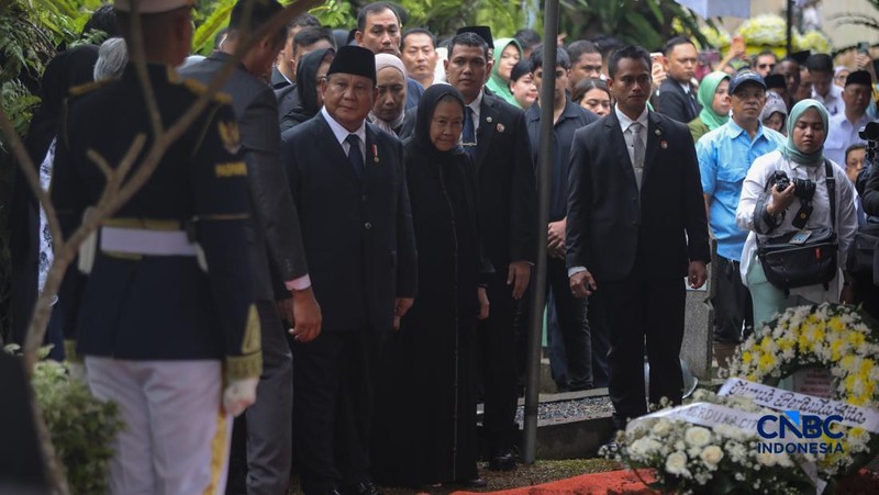 Potret Pemakaman Wapres Ke-6 RI Try Sutrisno. (CNBC Indonesia/Faisal Rahman)