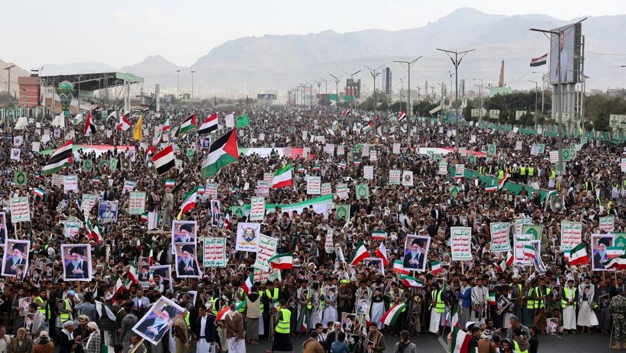 Ribuan orang membawa poster bergambar mendiang Pemimpin Tertinggi Iran, Ayatollah Ali Khamenei, saat menggelar aksi unjuk rasa menentang serangan Israel dan Amerika Serikat terhadap Iran di Sanaa, Yaman, Minggu (1/3/2026). Aksi tersebut berlangsung di tengah meningkatnya ketegangan kawasan menyusul kabar pembunuhan pemimpin tertinggi Iran itu. (REUTERS/Khaled Abdullah)