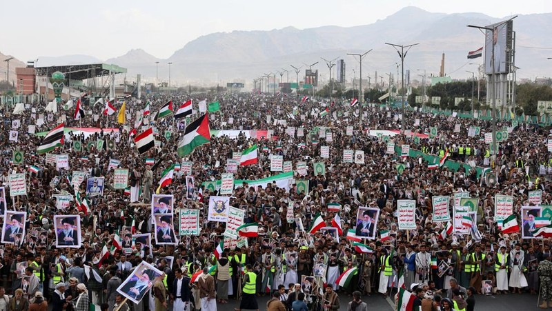 Ribuan orang membawa poster bergambar mendiang Pemimpin Tertinggi Iran, Ayatollah Ali Khamenei, saat menggelar aksi unjuk rasa menentang serangan Israel dan Amerika Serikat terhadap Iran di Sanaa, Yaman, Minggu (1/3/2026). Aksi tersebut berlangsung di tengah meningkatnya ketegangan kawasan menyusul kabar pembunuhan pemimpin tertinggi Iran itu. (REUTERS/Khaled Abdullah)