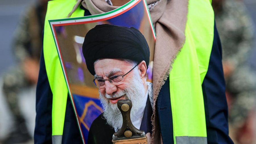 Ribuan orang membawa poster bergambar mendiang Pemimpin Tertinggi Iran, Ayatollah Ali Khamenei, saat menggelar aksi unjuk rasa menentang serangan Israel dan Amerika Serikat terhadap Iran di Sanaa, Yaman, Minggu (1/3/2026). Aksi tersebut berlangsung di tengah meningkatnya ketegangan kawasan menyusul kabar pembunuhan pemimpin tertinggi Iran itu. (REUTERS/Khaled Abdullah)