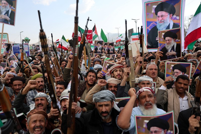 Ribuan orang membawa poster bergambar mendiang Pemimpin Tertinggi Iran, Ayatollah Ali Khamenei, saat menggelar aksi unjuk rasa menentang serangan Israel dan Amerika Serikat terhadap Iran di Sanaa, Yaman, Minggu (1/3/2026). Aksi tersebut berlangsung di tengah meningkatnya ketegangan kawasan menyusul kabar pembunuhan pemimpin tertinggi Iran itu. (REUTERS/Khaled Abdullah)