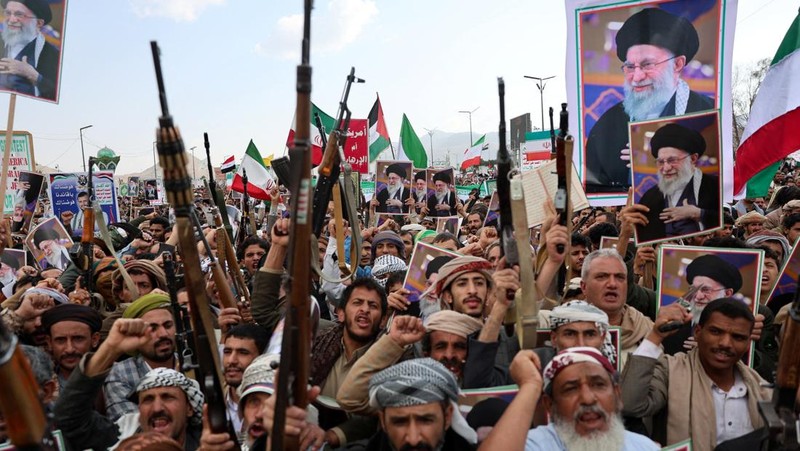 Ribuan orang membawa poster bergambar mendiang Pemimpin Tertinggi Iran, Ayatollah Ali Khamenei, saat menggelar aksi unjuk rasa menentang serangan Israel dan Amerika Serikat terhadap Iran di Sanaa, Yaman, Minggu (1/3/2026). Aksi tersebut berlangsung di tengah meningkatnya ketegangan kawasan menyusul kabar pembunuhan pemimpin tertinggi Iran itu. (REUTERS/Khaled Abdullah)